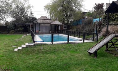 Excepcional casa quinta, cercana a la autopista.