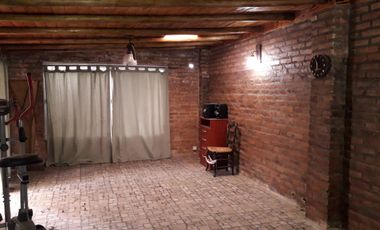 Excepcional casa quinta, cercana a la autopista.