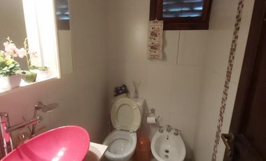 CASA EN VENTA. ÚNICA POR SUS CARACTERÍSTICAS. A MINUTOS DEL CENTRO DE POSADAS.