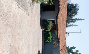 Se arrienda preciosa casa en Camino Las Flores. Las condes