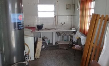 GALPON DOBLE de 250 m2  EN ESQUINA CON DEPARTAMENTOS PLANTA ALTA