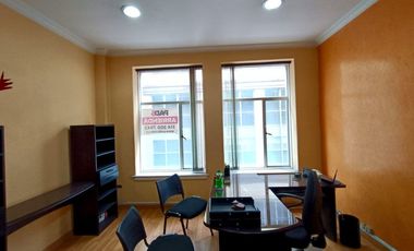 oficina en arriendo en la candelaria. Cod A10327