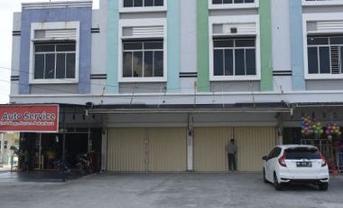 di jual ruko 3 lantai Jl . Garuda Sakti Km 2 lokasi sangat strategis