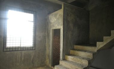 di jual ruko 3 lantai Jl . Garuda Sakti Km 2 lokasi sangat strategis