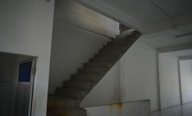di jual ruko 3 lantai Jl . Garuda Sakti Km 2 lokasi sangat strategis