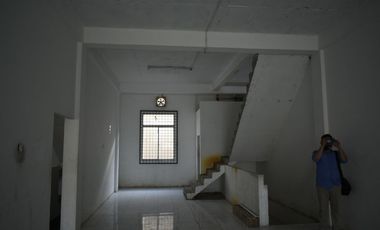 di jual ruko 3 lantai Jl . Garuda Sakti Km 2 lokasi sangat strategis
