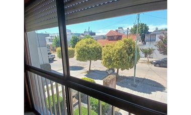 VENTA DEPARTAMENTO  3 AMBIENTES AL FRENTE CON GARAGE PROPIO