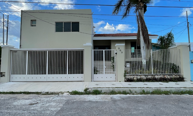 En venta casa grande remodelada con alberca al norte de Mérida.