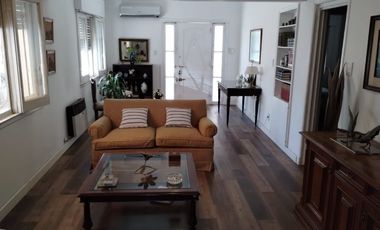 Casa con Departamento en venta en Ezpeleta Este