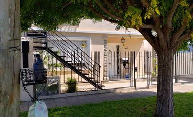 Casa con Departamento en venta en Ezpeleta Este