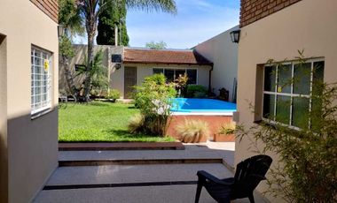 Casa con Departamento en venta en Ezpeleta Este