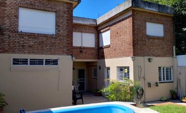 Casa con Departamento en venta en Ezpeleta Este