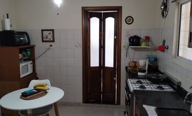 Casa con Departamento en venta en Ezpeleta Este