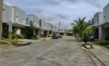 SE VENDE CASA EN PASEO DEL NORTE, BRISAS DEL GOLF $240,000 AM