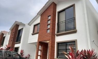 ALQUILER DE CASA EN NAPOLI DE 4 HABITACIONES CON PISCINA