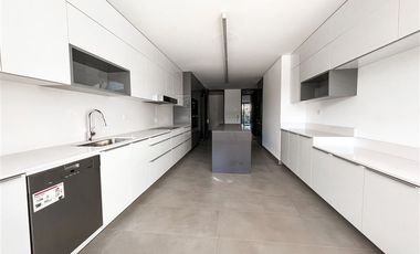Departamento en Arriendo en Vista Golf, La Dehesa (Dúplex con Jardín privado)