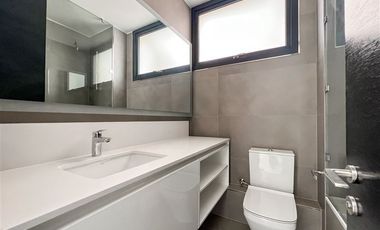 Departamento en Arriendo en Vista Golf, La Dehesa (Dúplex con Jardín privado)