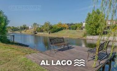 Casa a la laguna, resuelta en una planta  en venta en  Santa Clara - Villanueva