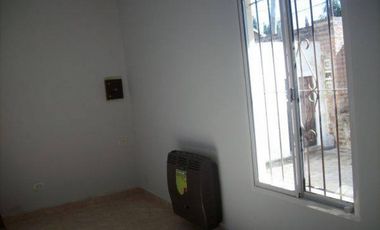 BURZACO: MUY LINDA CASA, 2 DORMITORIOS, CON GARAGE PASANTE, FONDO