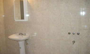 BURZACO: MUY LINDA CASA, 2 DORMITORIOS, CON GARAGE PASANTE, FONDO