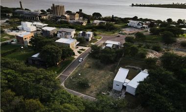 Venta amplio lote en barrio privado Puerto Urquiza