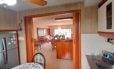 HERMOSA CASA DE ESTILO CON QUINCHO AMPLIO Y GALPON EN PLANTA BAJA EXCELENTE LOTE DE 8.66 X 45 METROS