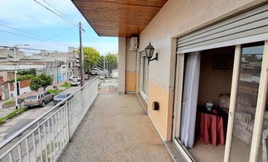 HERMOSA CASA DE ESTILO CON QUINCHO AMPLIO Y GALPON EN PLANTA BAJA EXCELENTE LOTE DE 8.66 X 45 METROS