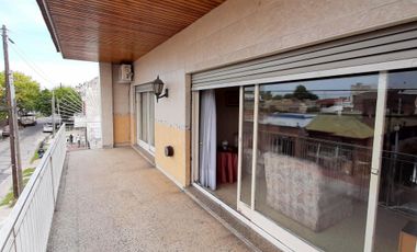 HERMOSA CASA DE ESTILO CON QUINCHO AMPLIO Y GALPON EN PLANTA BAJA EXCELENTE LOTE DE 8.66 X 45 METROS