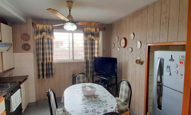 HERMOSA CASA DE ESTILO CON QUINCHO AMPLIO Y GALPON EN PLANTA BAJA EXCELENTE LOTE DE 8.66 X 45 METROS