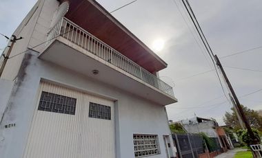 HERMOSA CASA DE ESTILO CON QUINCHO AMPLIO Y GALPON EN PLANTA BAJA EXCELENTE LOTE DE 8.66 X 45 METROS