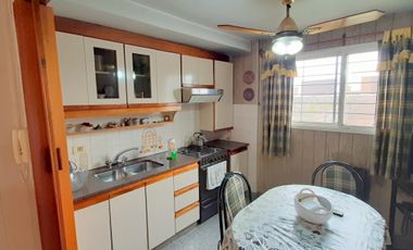 HERMOSA CASA DE ESTILO CON QUINCHO AMPLIO Y GALPON EN PLANTA BAJA EXCELENTE LOTE DE 8.66 X 45 METROS