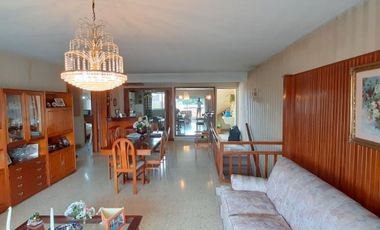 HERMOSA CASA DE ESTILO CON QUINCHO AMPLIO Y GALPON EN PLANTA BAJA EXCELENTE LOTE DE 8.66 X 45 METROS