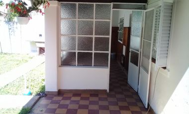 EXCELENTE CASA EN LOTE PROPIO A MTS DE AV. MARQUEZ Y CENTRO COMERCIAL.