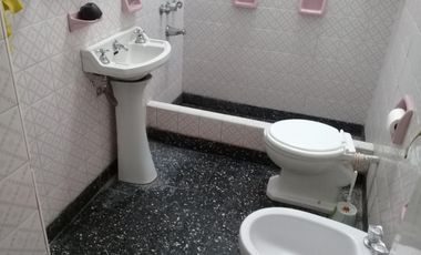 EXCELENTE CASA EN LOTE PROPIO A MTS DE AV. MARQUEZ Y CENTRO COMERCIAL.