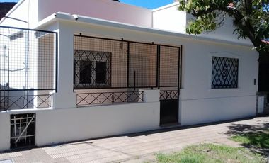 EXCELENTE CASA EN LOTE PROPIO A MTS DE AV. MARQUEZ Y CENTRO COMERCIAL.
