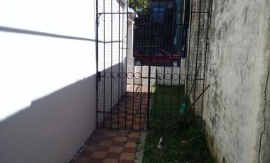 EXCELENTE CASA EN LOTE PROPIO A MTS DE AV. MARQUEZ Y CENTRO COMERCIAL.