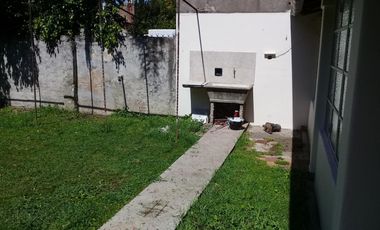 EXCELENTE CASA EN LOTE PROPIO A MTS DE AV. MARQUEZ Y CENTRO COMERCIAL.