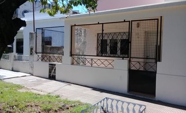 EXCELENTE CASA EN LOTE PROPIO A MTS DE AV. MARQUEZ Y CENTRO COMERCIAL.