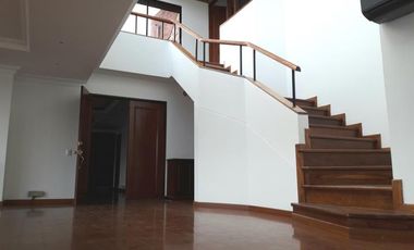 edificio en arriendo/venta en el chico. Cod V2405