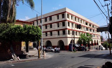 Edificio de productos en el centro de Cuernavaca en esquina