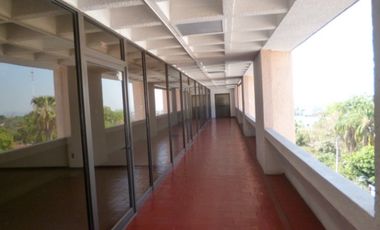 Edificio de productos en el centro de Cuernavaca en esquina