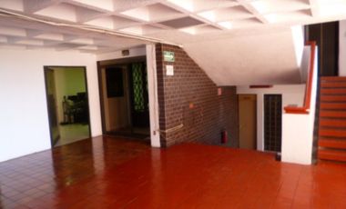 Edificio de productos en el centro de Cuernavaca en esquina