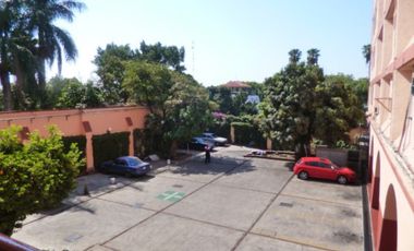 Edificio de productos en el centro de Cuernavaca en esquina