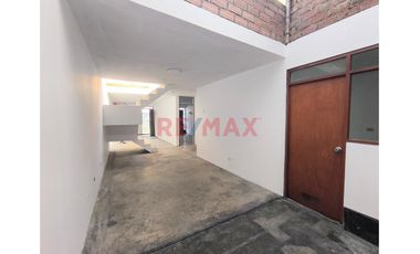 Se Vende Casa A Un Paso De Parque Y A Minutos De La Estacion De Tren Electrico
