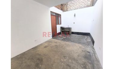 Se Vende Casa A Un Paso De Parque Y A Minutos De La Estacion De Tren Electrico