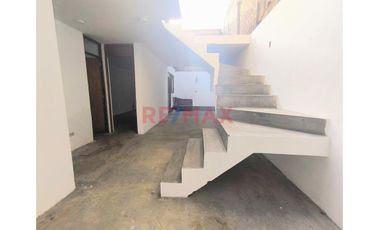 Se Vende Casa A Un Paso De Parque Y A Minutos De La Estacion De Tren Electrico