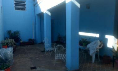 Casa 5 ambientes,  Locales , amplio fondo, pileta