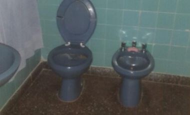 Casa 5 ambientes,  Locales , amplio fondo, pileta