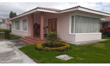 Única vivienda en Conjunto Habitacional en la ciudad de Cotacachi.