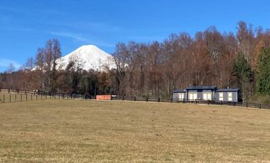PARCELA 5020 M2, CASA 135 M2 CONDOMINIO, 8 KM CENTRO PUCON VISTAS VOLCAN Y LAGO